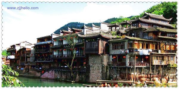 張家界、黃石寨、金鞭溪、袁家界、天子山、十里畫(huà)廊、黃龍洞、寶峰湖、天門(mén)山、鳳凰古城四日游